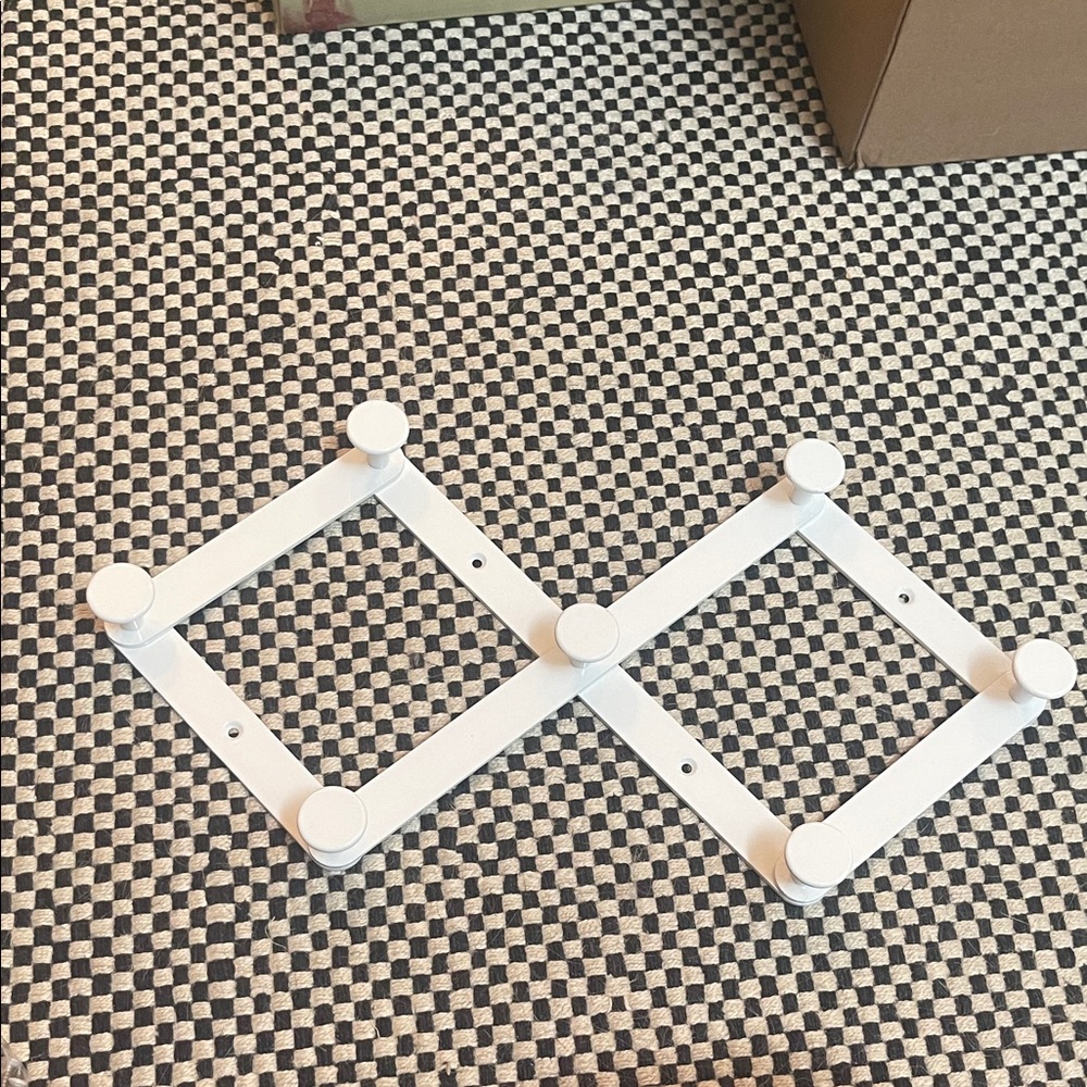 Expandable metal hook rail